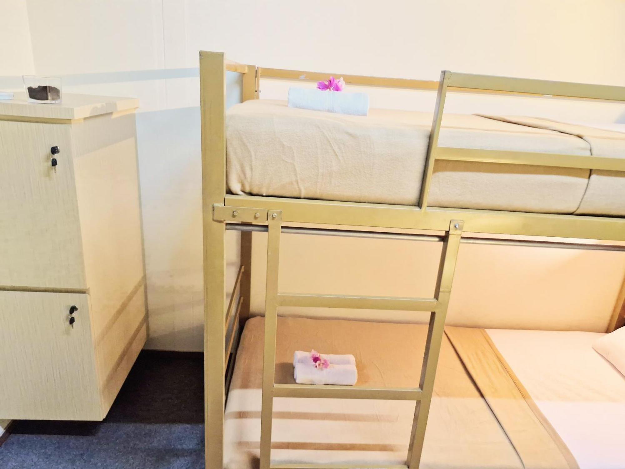 Karcof Container Hostel Сенгиги Екстериор снимка
