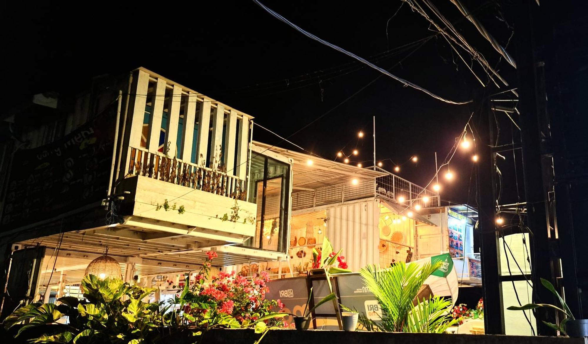 Karcof Container Hostel Сенгиги Екстериор снимка